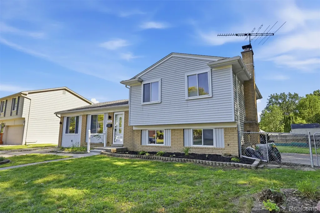 39385 Dillingham Street Westland City MI 48186