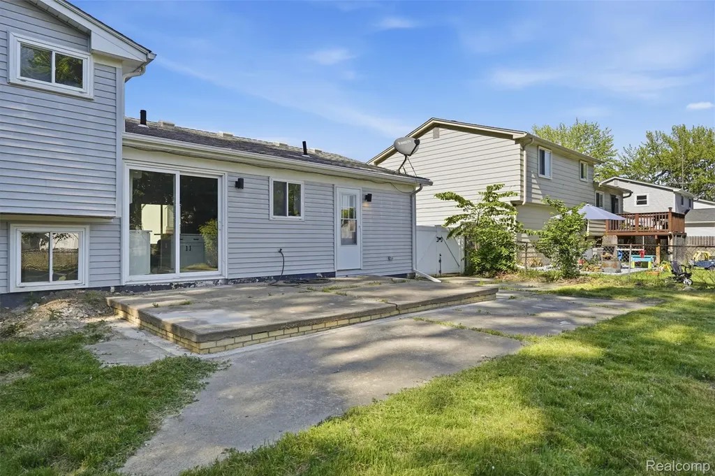 39385 Dillingham Street Westland City MI 48186