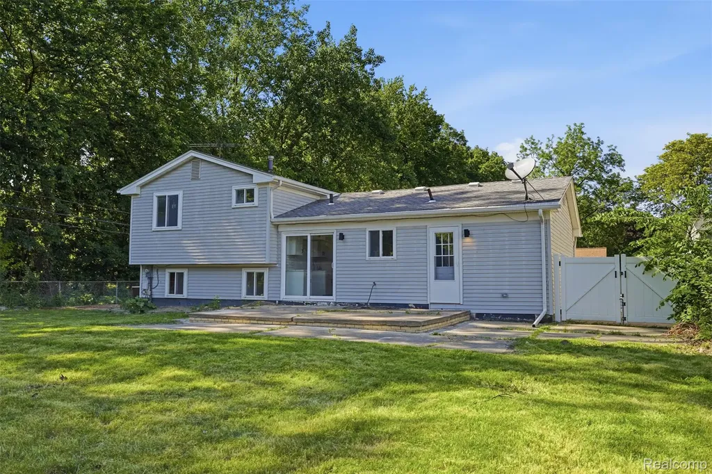 39385 Dillingham Street Westland City MI 48186