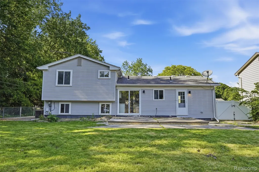 39385 Dillingham Street Westland City MI 48186