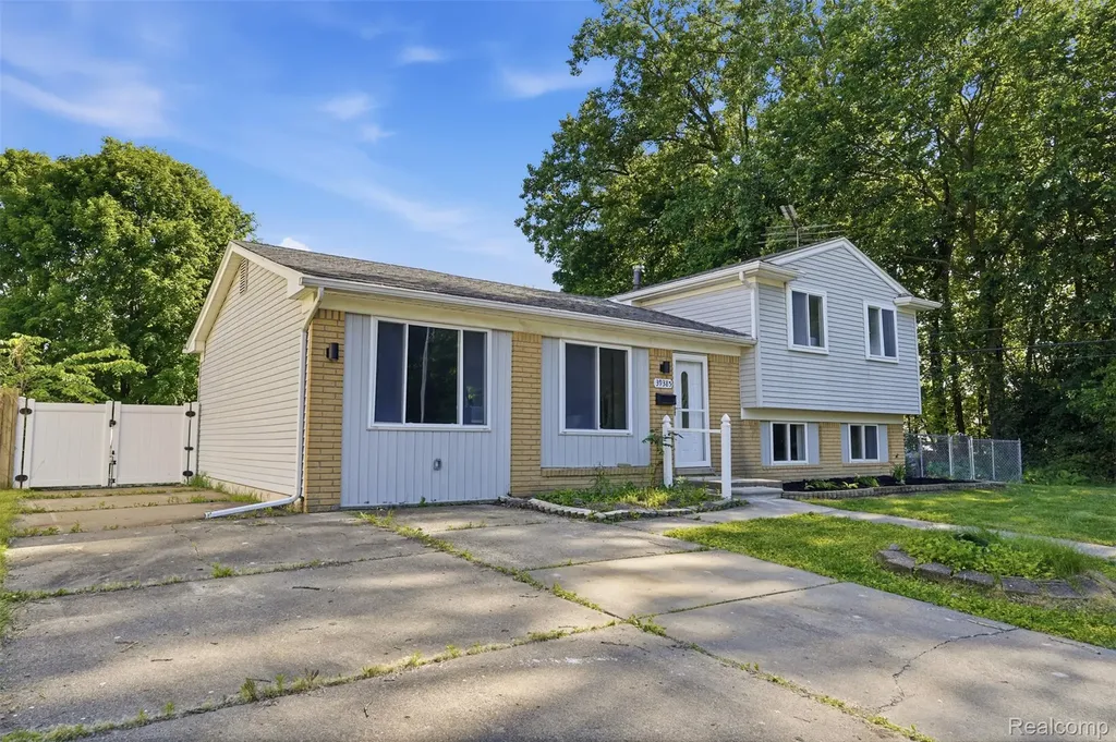 39385 Dillingham Street Westland City MI 48186