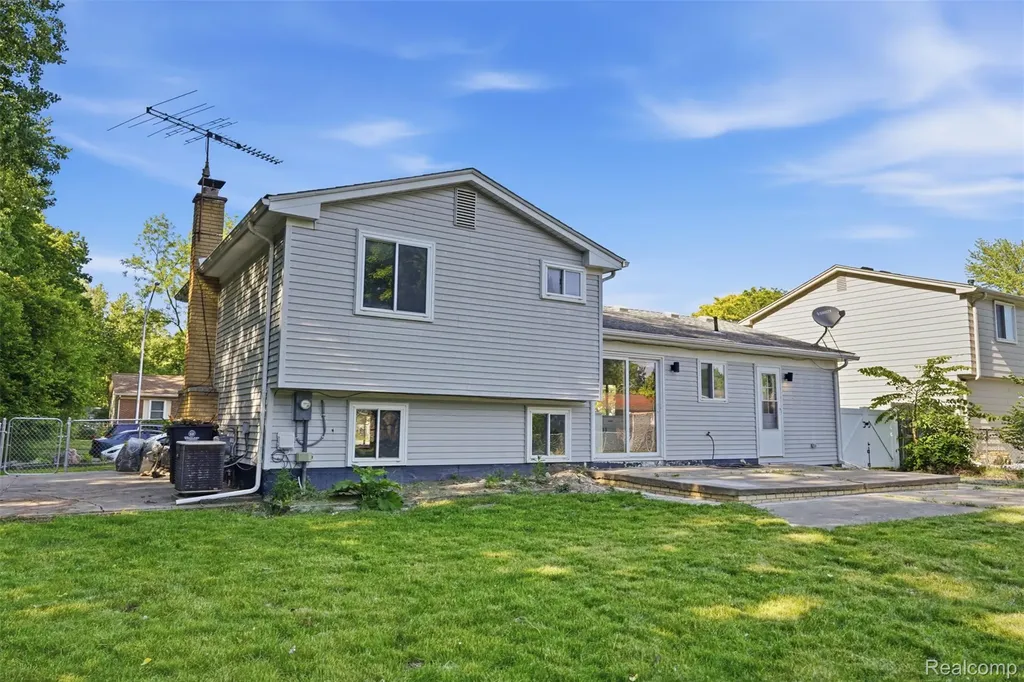 39385 Dillingham Street Westland City MI 48186