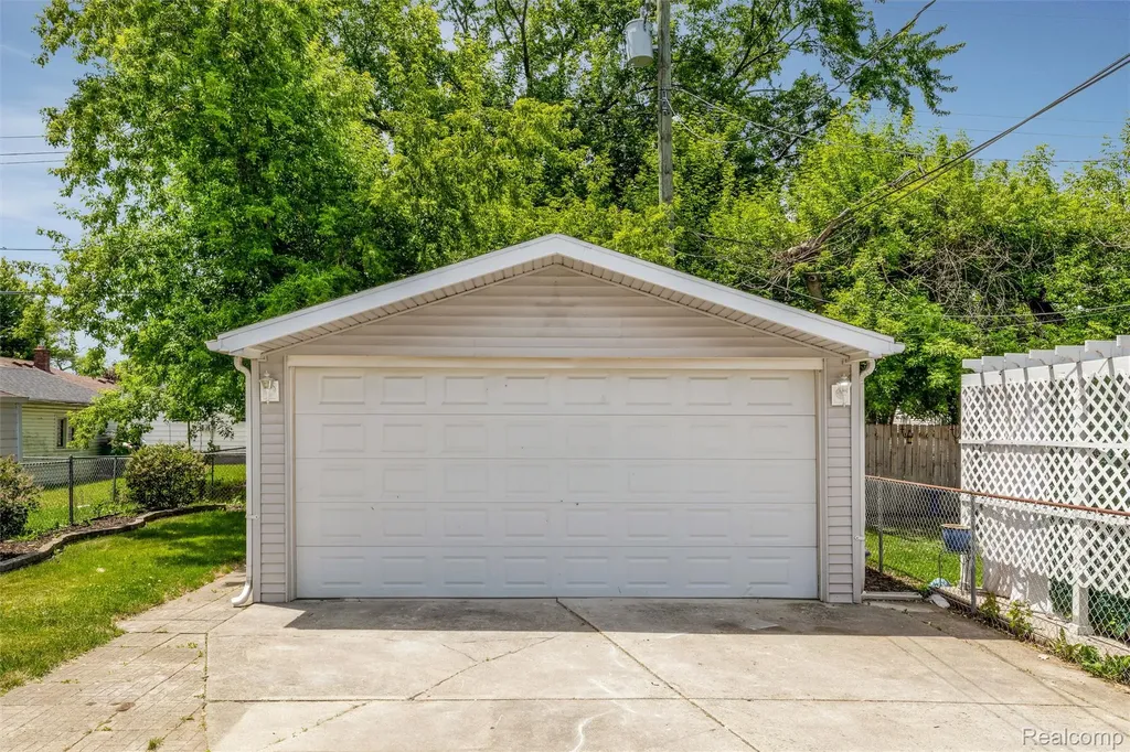 24921 Lexington Avenue Eastpointe City MI 48021