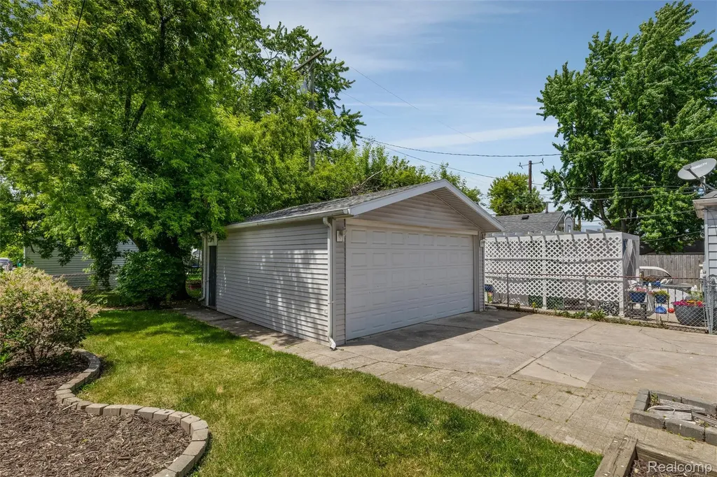 24921 Lexington Avenue Eastpointe City MI 48021