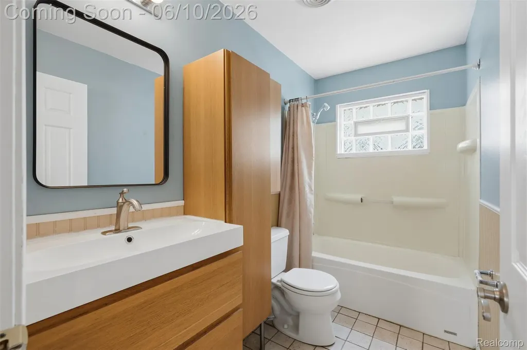 15509 Wakenden Redford Charter Township MI 48239