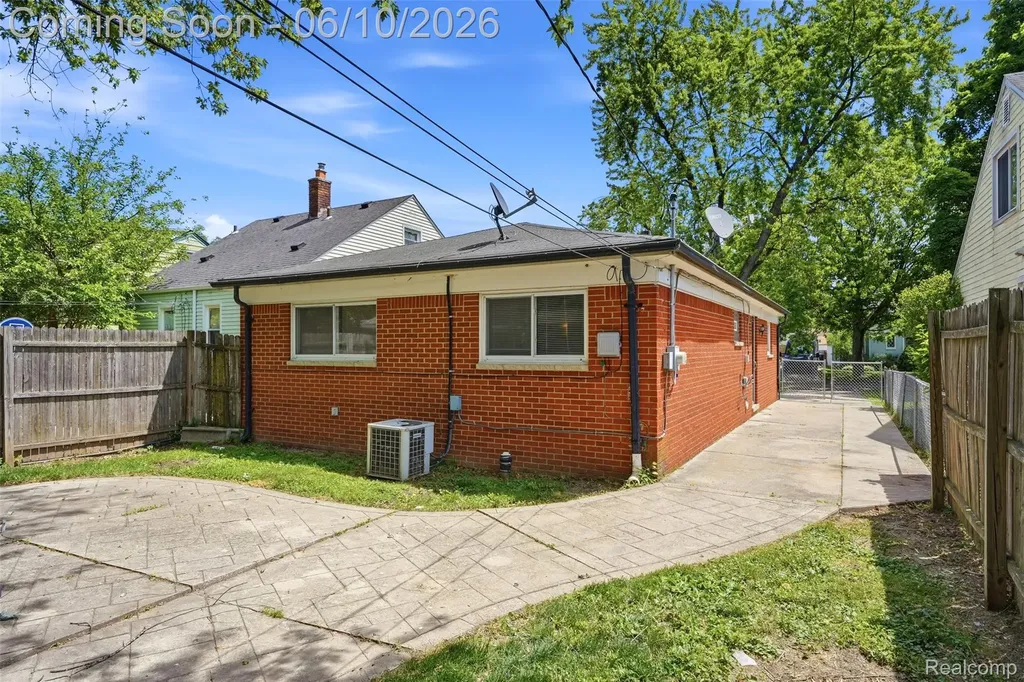 15509 Wakenden Redford Charter Township MI 48239