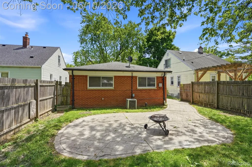 15509 Wakenden Redford Charter Township MI 48239