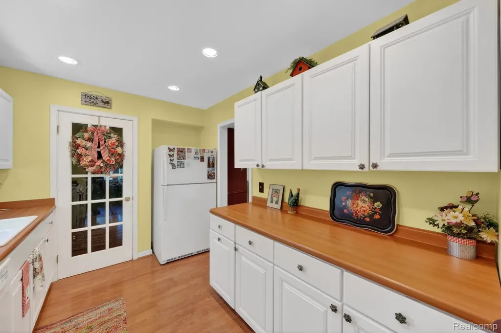 17386 Beverly Road Beverly Hills Village MI 48025