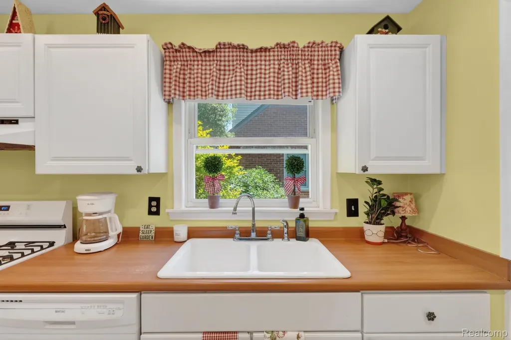 17386 Beverly Road Beverly Hills Village MI 48025
