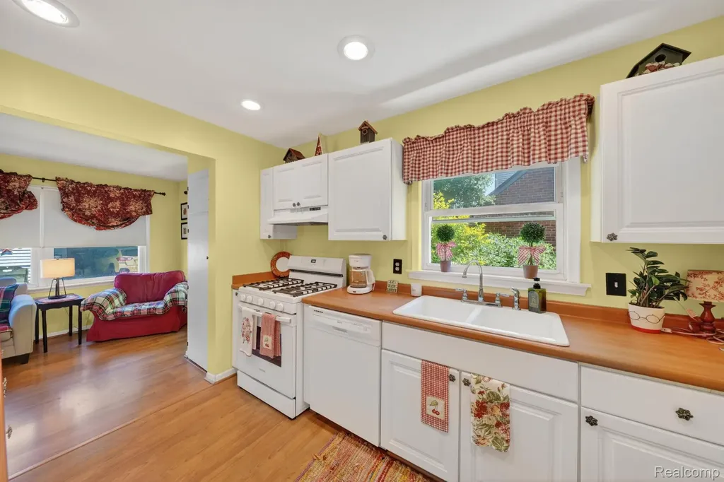 17386 Beverly Road Beverly Hills Village MI 48025