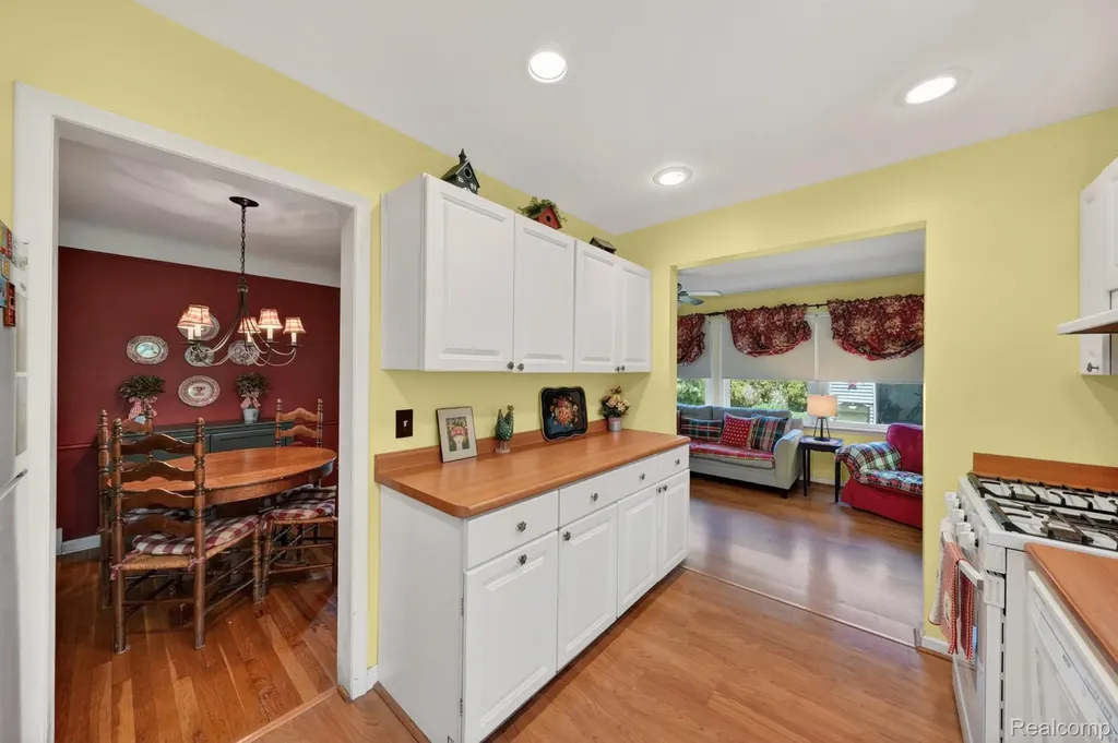 17386 Beverly Road Beverly Hills Village MI 48025