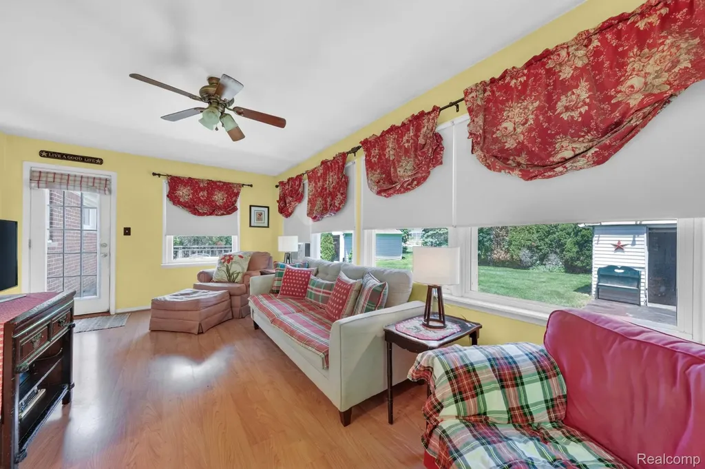 17386 Beverly Road Beverly Hills Village MI 48025