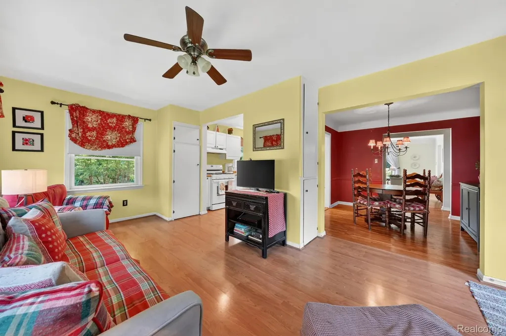 17386 Beverly Road Beverly Hills Village MI 48025