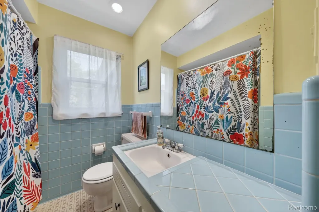 17386 Beverly Road Beverly Hills Village MI 48025