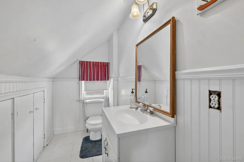 17386 Beverly Road Beverly Hills Village MI 48025