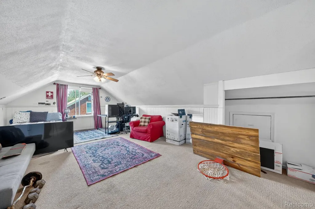 17386 Beverly Road Beverly Hills Village MI 48025