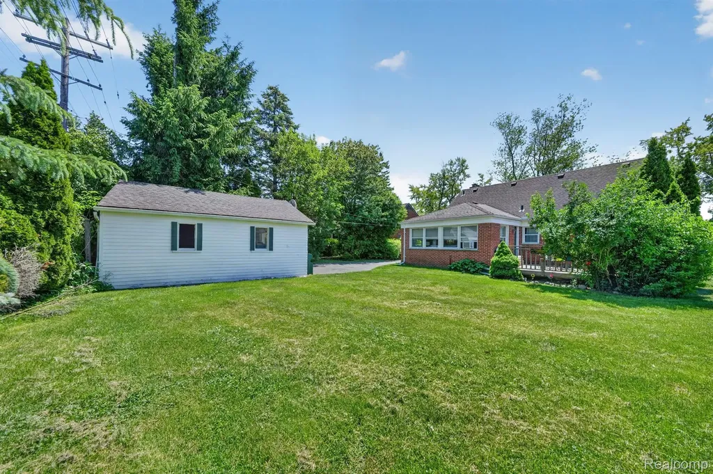 17386 Beverly Road Beverly Hills Village MI 48025
