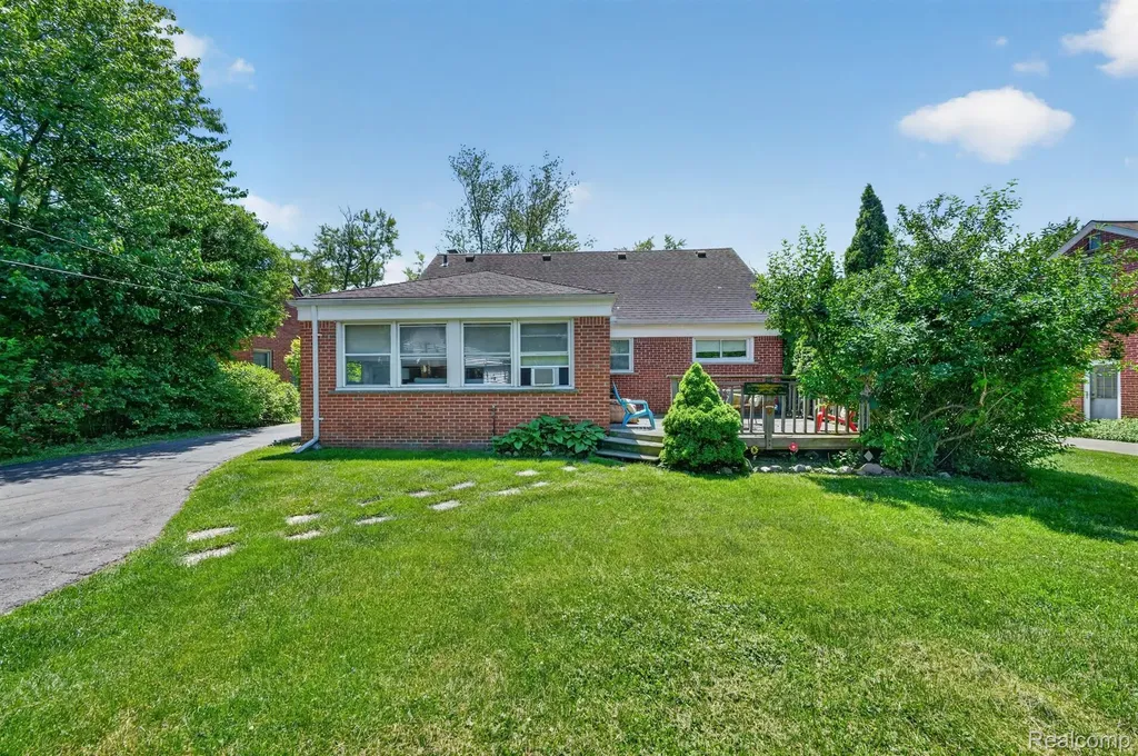 17386 Beverly Road Beverly Hills Village MI 48025