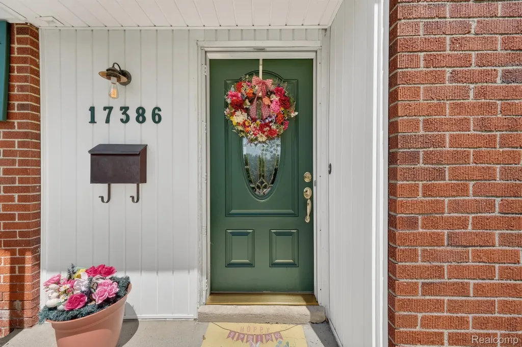 17386 Beverly Road Beverly Hills Village MI 48025