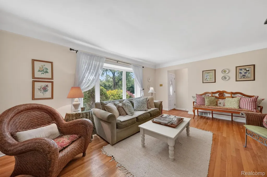 17386 Beverly Road Beverly Hills Village MI 48025