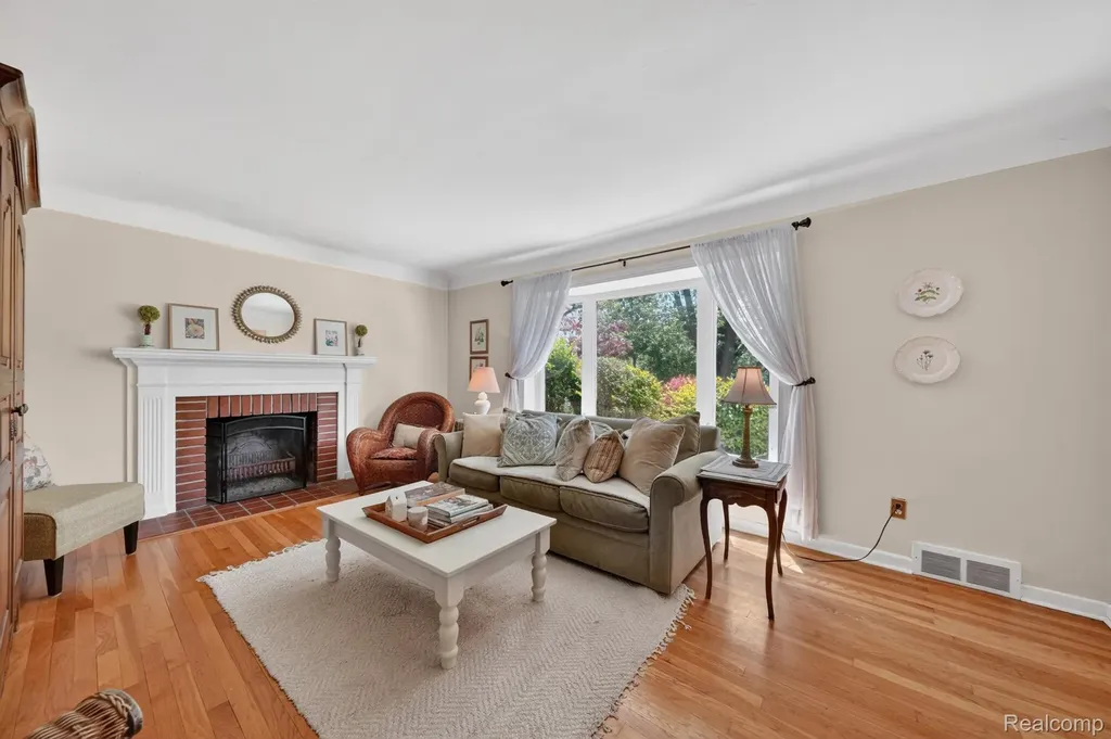 17386 Beverly Road Beverly Hills Village MI 48025