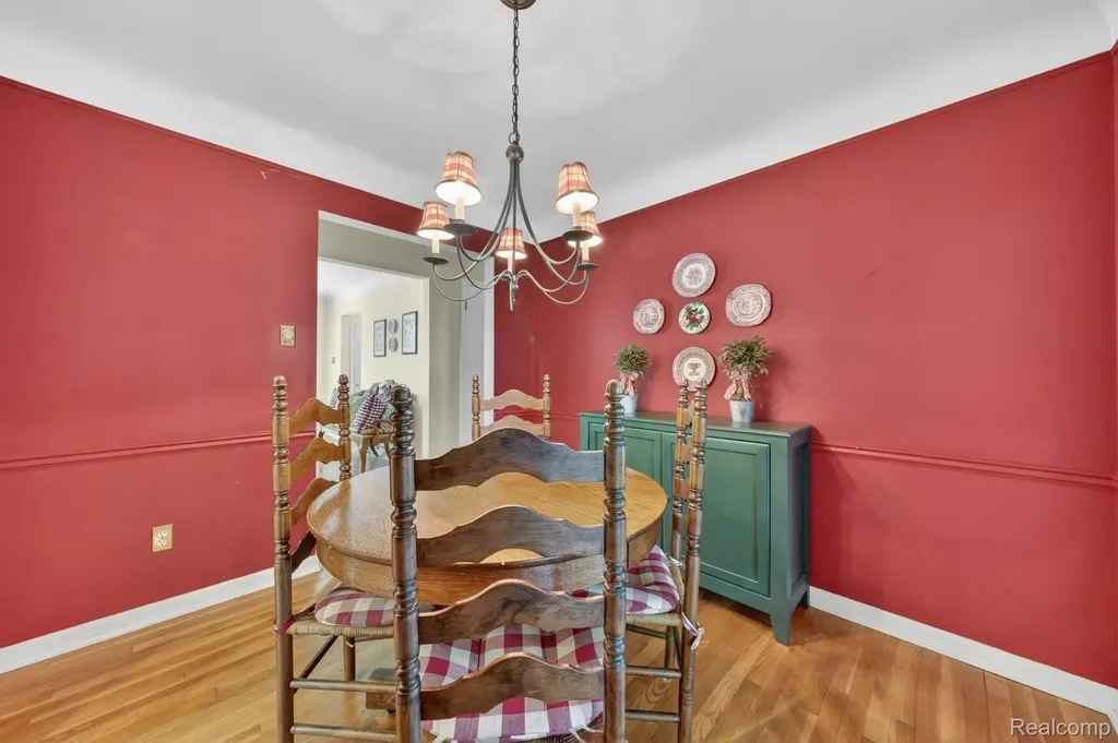 17386 Beverly Road Beverly Hills Village MI 48025