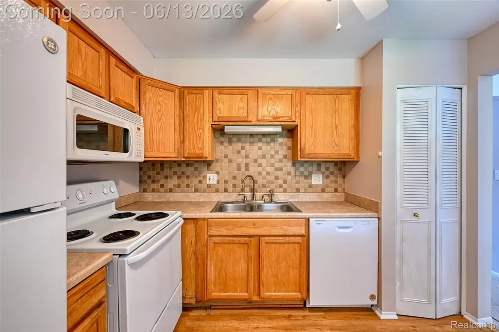 7592 Woodview Street Westland City MI 48185