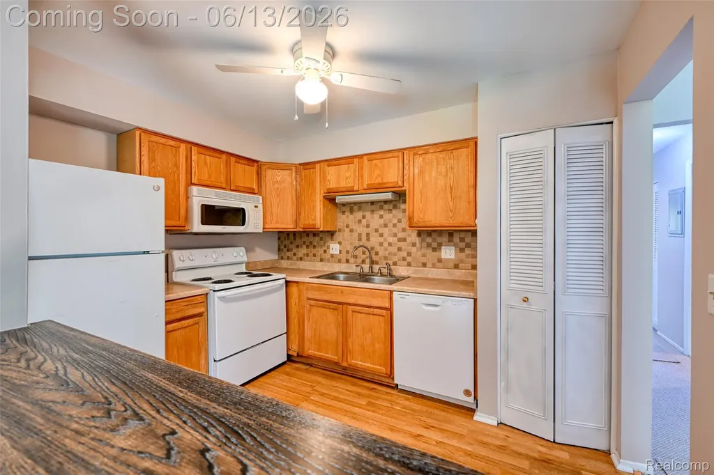 7592 Woodview Street Westland City MI 48185