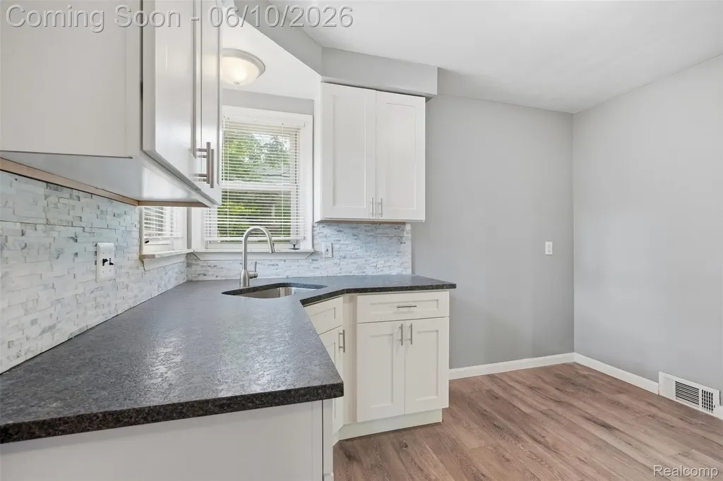 8245 Roosevelt Street Taylor City MI 48180