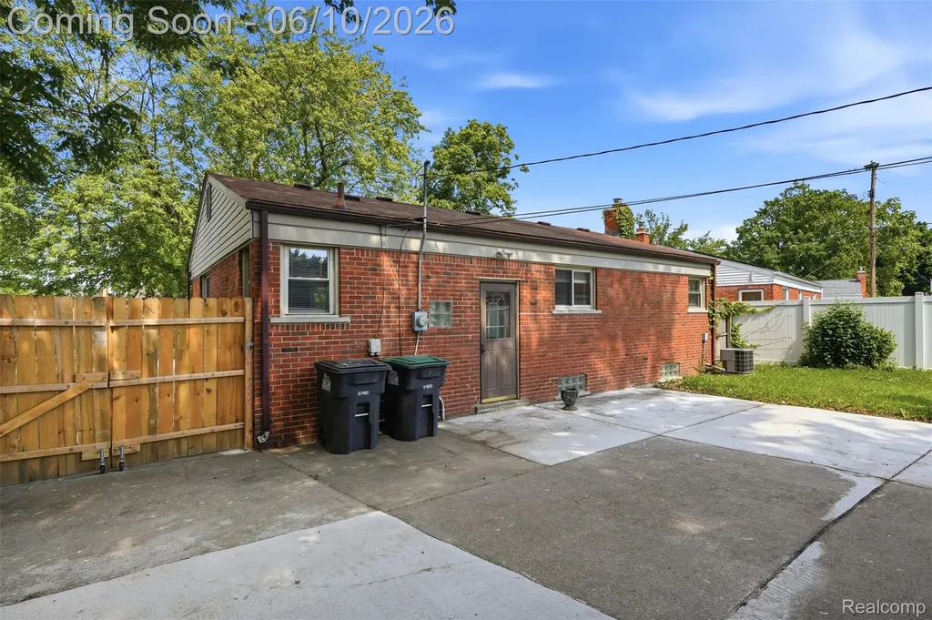 8245 Roosevelt Street Taylor City MI 48180