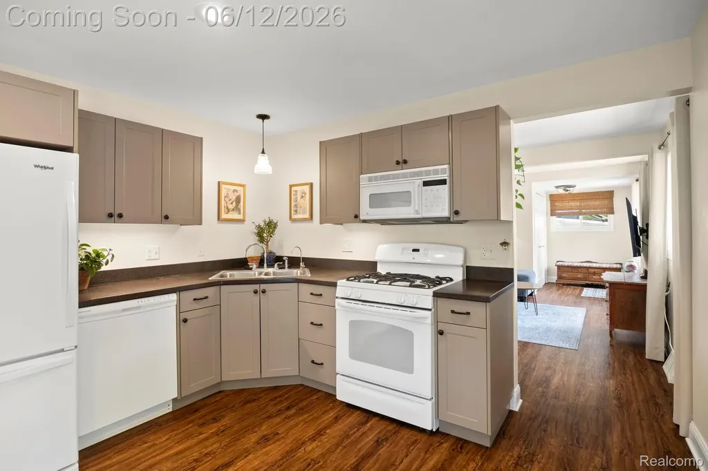 1808 Lombardy Highland Charter Township MI 48356