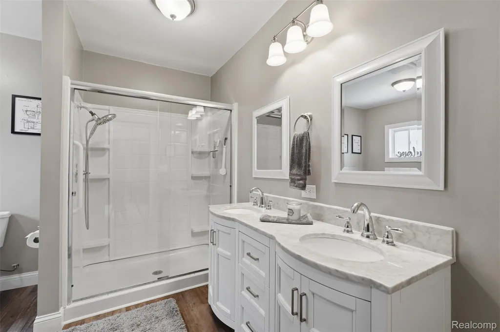 30069 Homedale Lyon Charter Township MI 48165