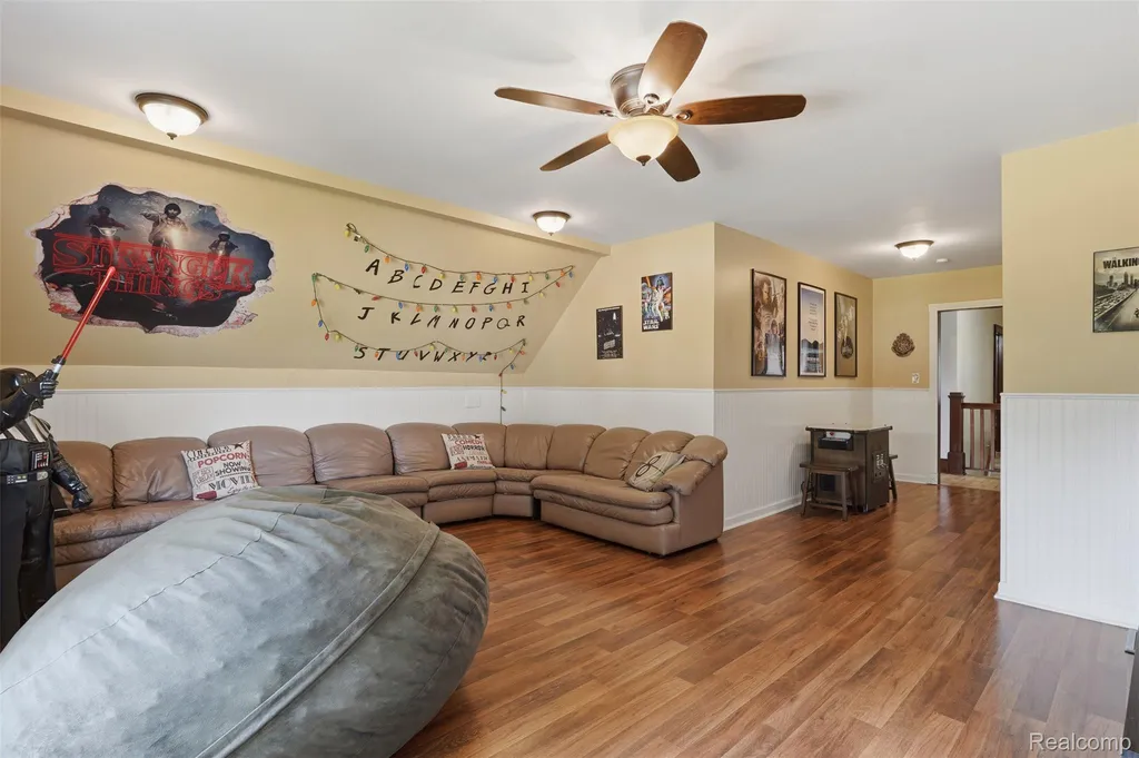 30069 Homedale Lyon Charter Township MI 48165