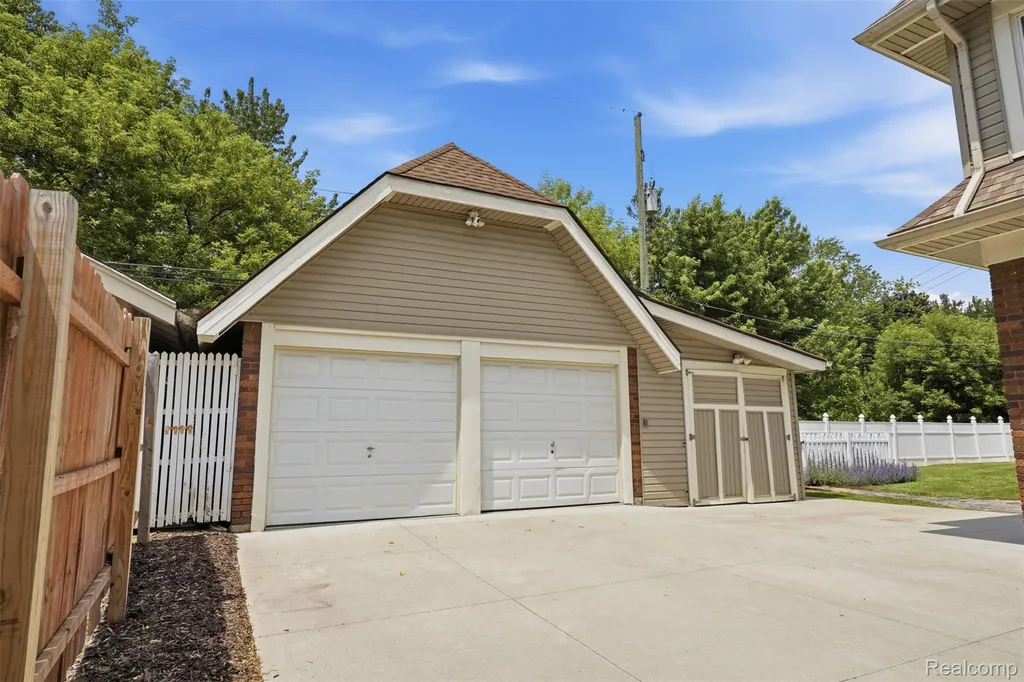 30069 Homedale Lyon Charter Township MI 48165