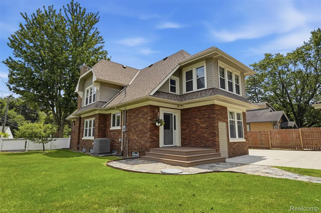 30069 Homedale Lyon Charter Township MI 48165