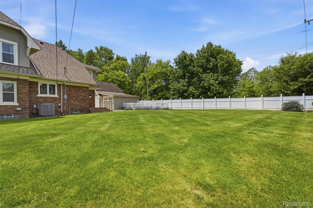 30069 Homedale Lyon Charter Township MI 48165