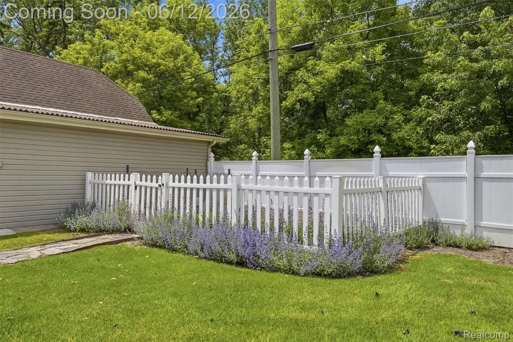 30069 Homedale Lyon Charter Township MI 48165