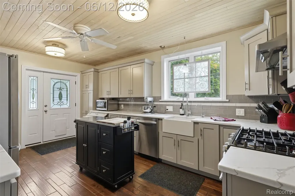 30069 Homedale Lyon Charter Township MI 48165