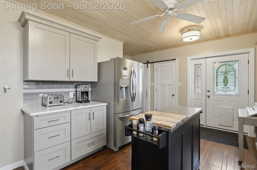 30069 Homedale Lyon Charter Township MI 48165