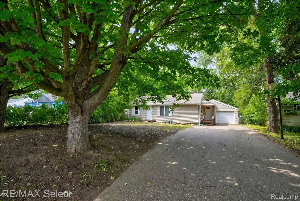 1460 Maria Street Flint Charter Township MI 48507