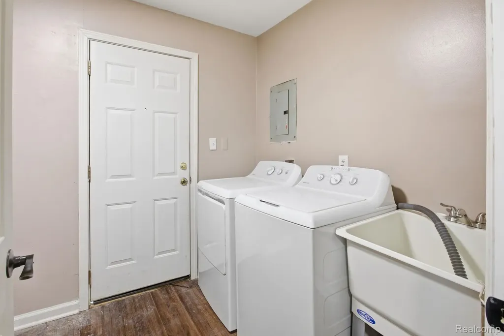6291 Edmund Street Romulus City MI 48174