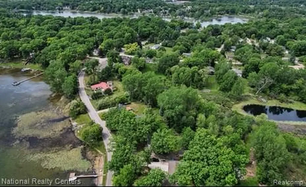 1494 Maxfield Road Hartland Township MI 48353