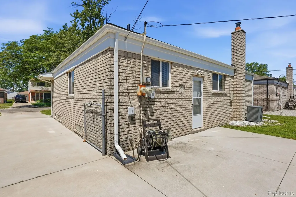 25060 Koontz Street Roseville City MI 48066