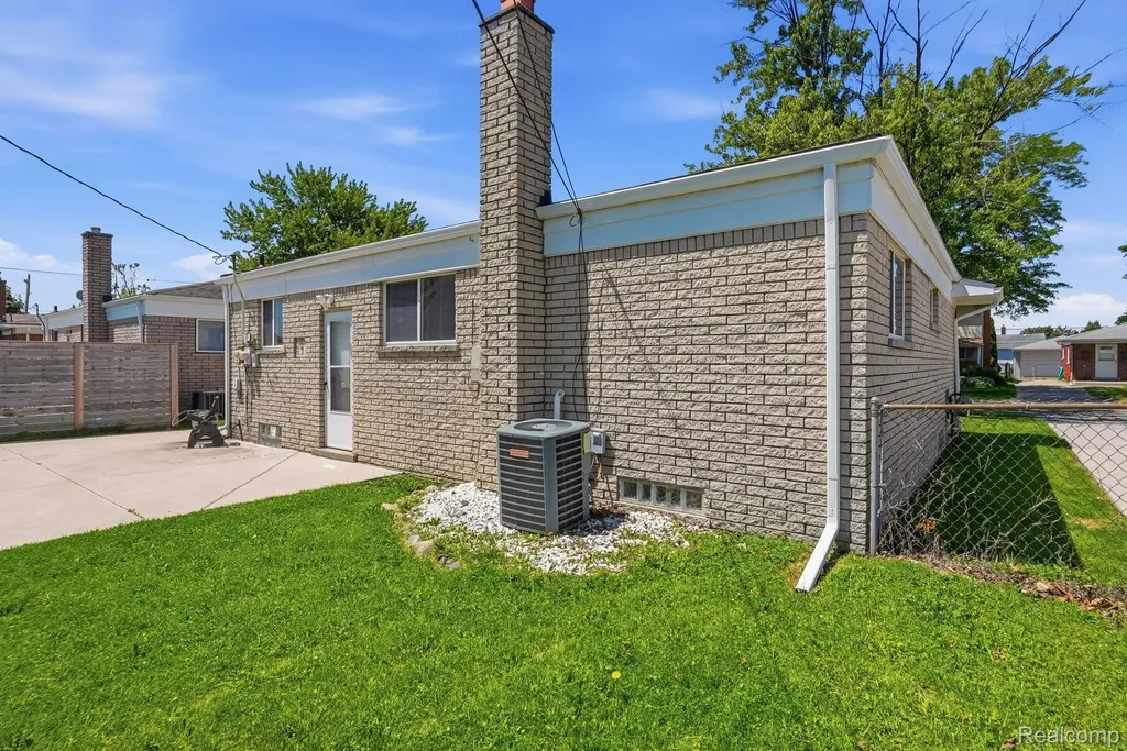 25060 Koontz Street Roseville City MI 48066