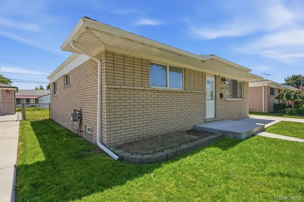 25060 Koontz Street Roseville City MI 48066