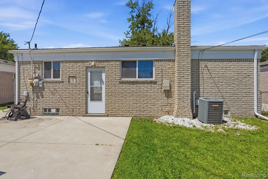 25060 Koontz Street Roseville City MI 48066