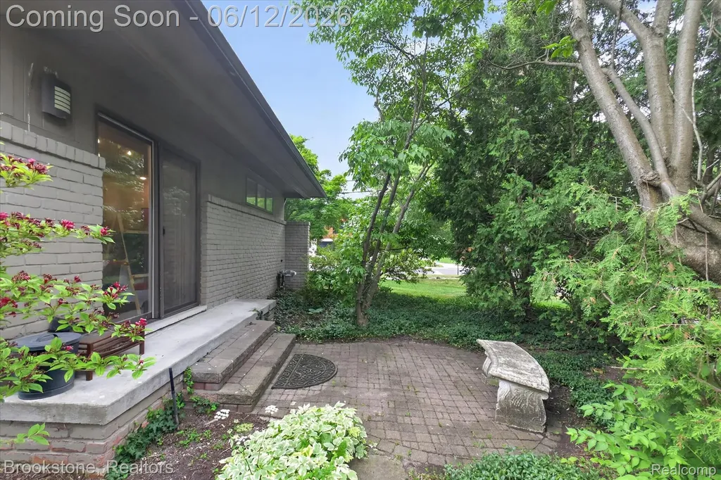 8926 Lincoln Drive Huntington Woods City MI 48070