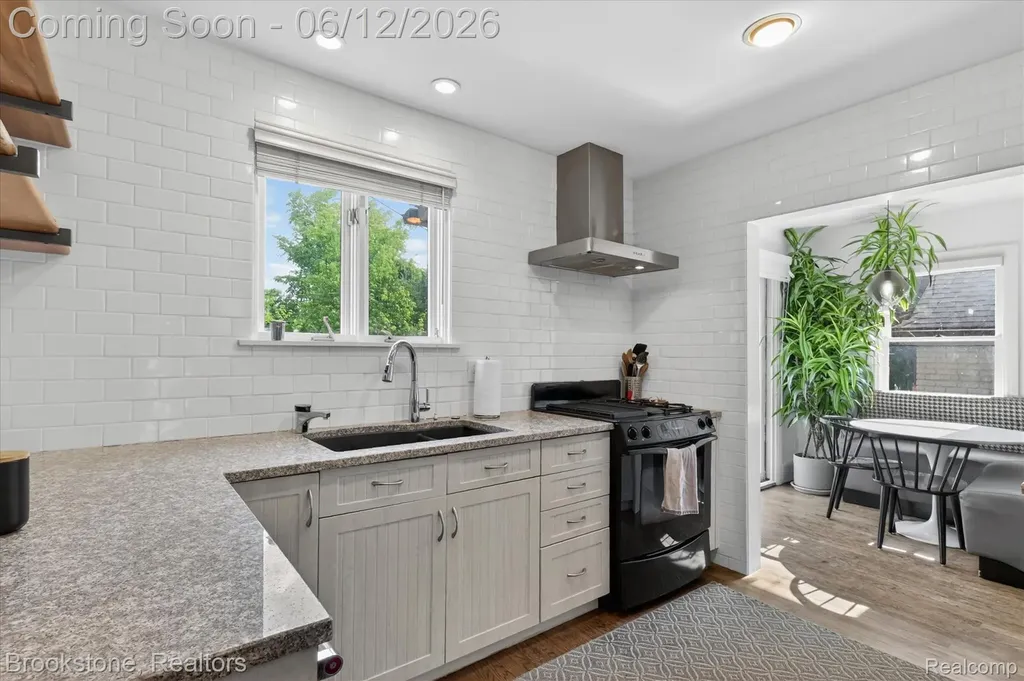 8926 Lincoln Drive Huntington Woods City MI 48070