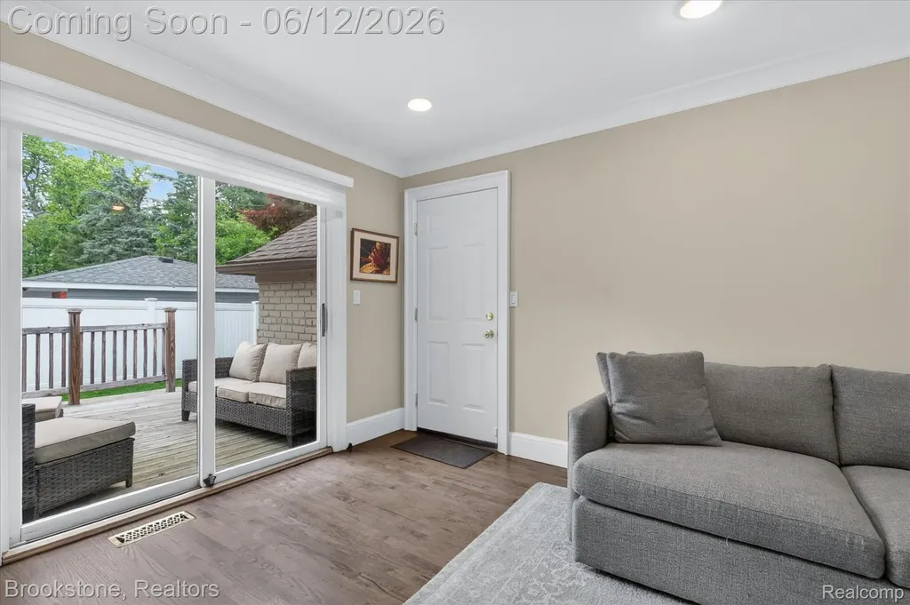 8926 Lincoln Drive Huntington Woods City MI 48070