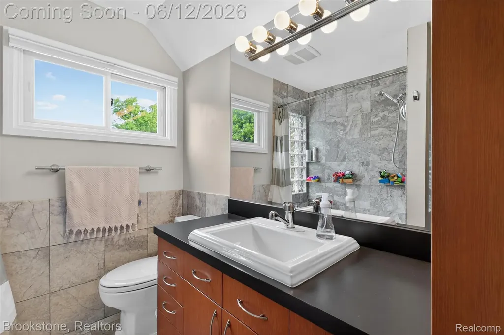 8926 Lincoln Drive Huntington Woods City MI 48070